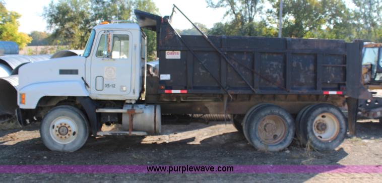 image for item H6896 1991 Mack CH613 dump truck