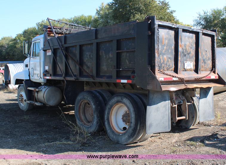 image for item H6896 1991 Mack CH613 dump truck