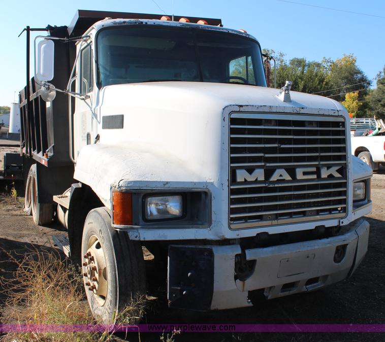image for item H6896 1991 Mack CH613 dump truck