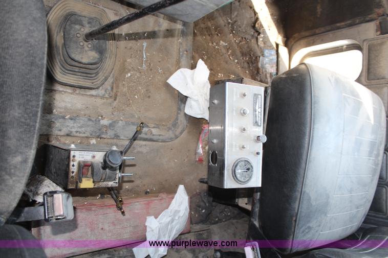 image for item H6896 1991 Mack CH613 dump truck