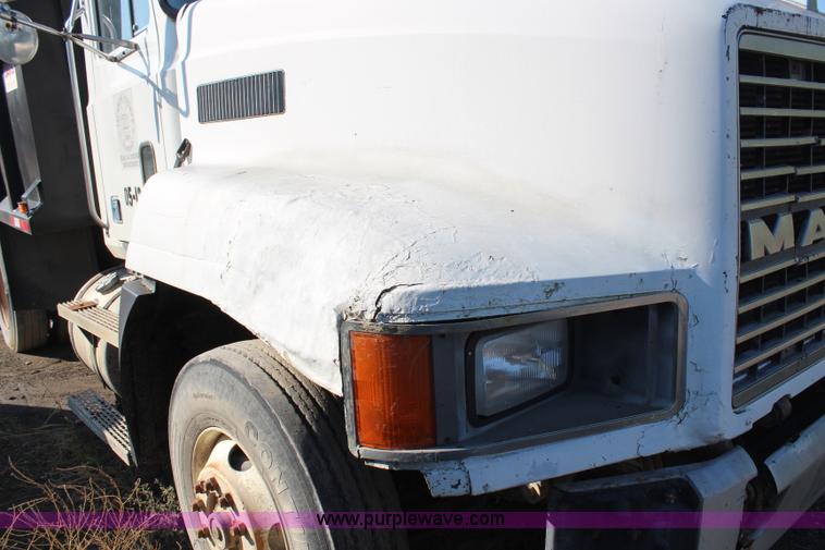 image for item H6896 1991 Mack CH613 dump truck
