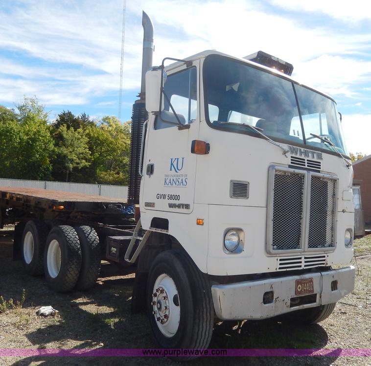 image for item H9637 1981 White Road Commander 2 semi truck