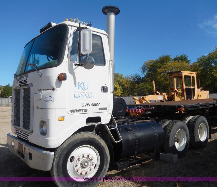 image for item H9637 1981 White Road Commander 2 semi truck