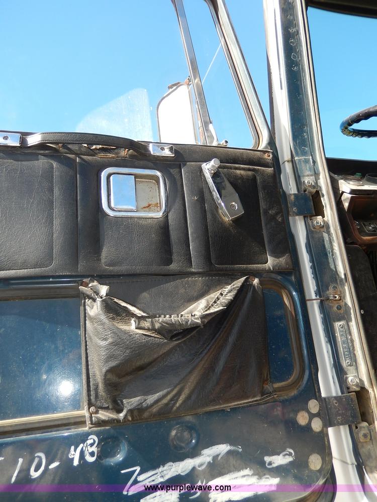 image for item H9637 1981 White Road Commander 2 semi truck