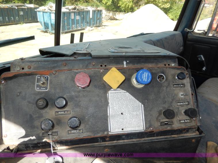 image for item H9637 1981 White Road Commander 2 semi truck