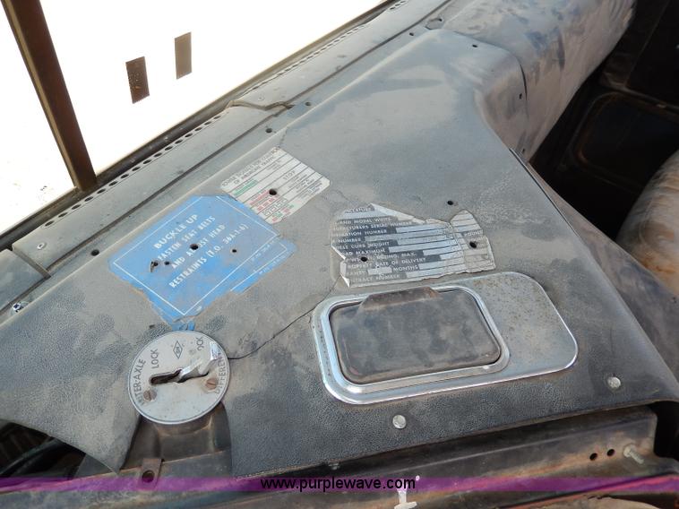 image for item H9637 1981 White Road Commander 2 semi truck