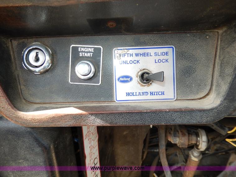 image for item H9637 1981 White Road Commander 2 semi truck