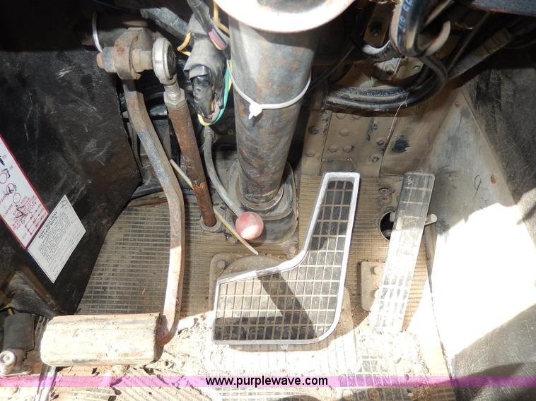 image for item H9637 1981 White Road Commander 2 semi truck