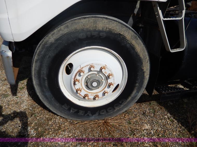 image for item H9637 1981 White Road Commander 2 semi truck