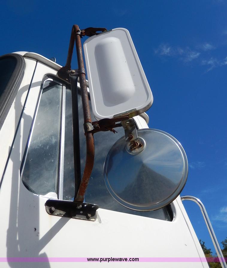 image for item H9637 1981 White Road Commander 2 semi truck