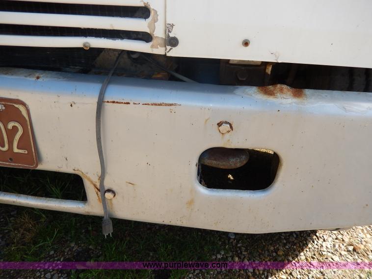 image for item H9637 1981 White Road Commander 2 semi truck