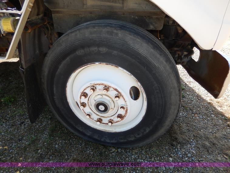 image for item H9637 1981 White Road Commander 2 semi truck