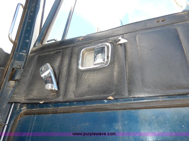 image for item H9637 1981 White Road Commander 2 semi truck