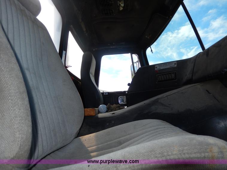 image for item H9637 1981 White Road Commander 2 semi truck