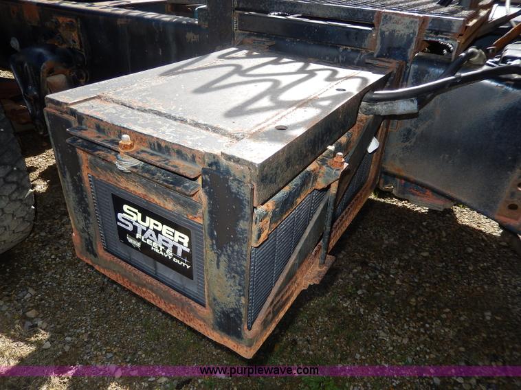 image for item H9637 1981 White Road Commander 2 semi truck