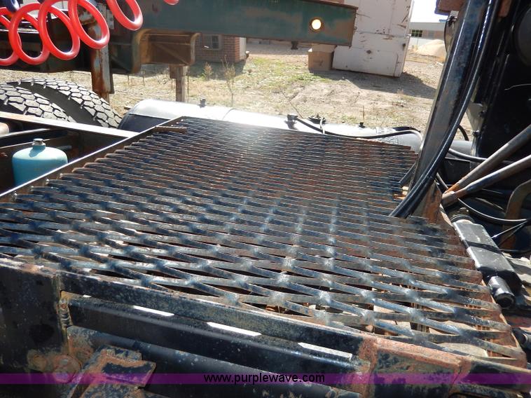 image for item H9637 1981 White Road Commander 2 semi truck