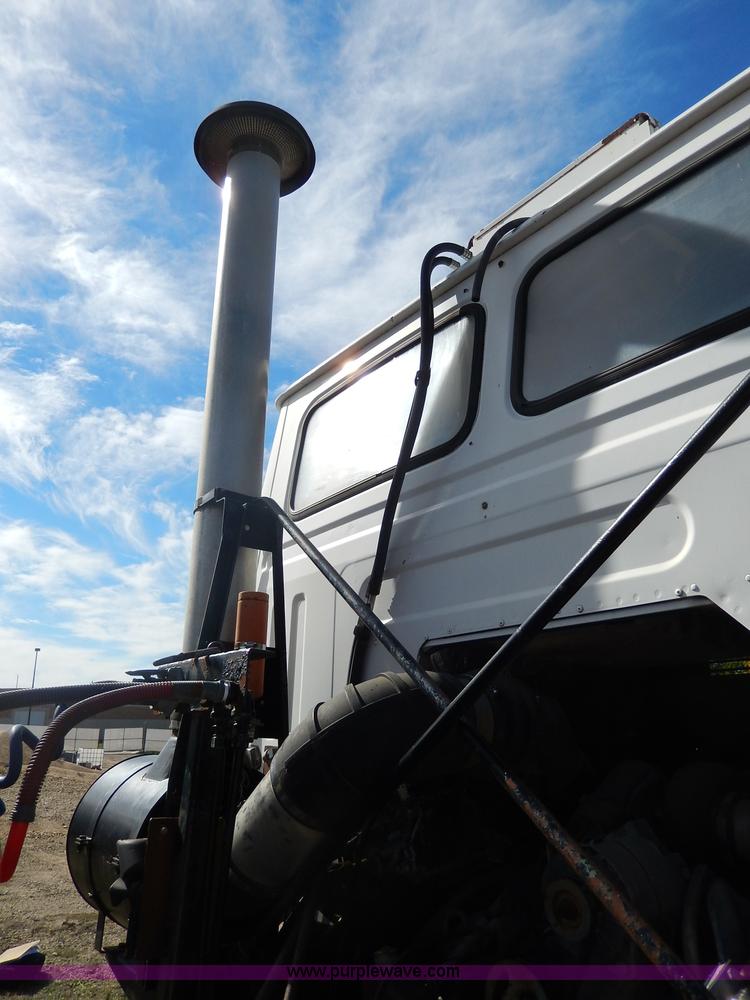 image for item H9637 1981 White Road Commander 2 semi truck