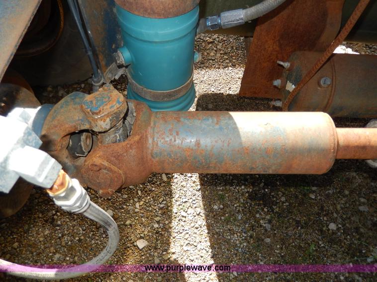 image for item H9637 1981 White Road Commander 2 semi truck