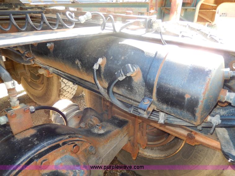 image for item H9637 1981 White Road Commander 2 semi truck