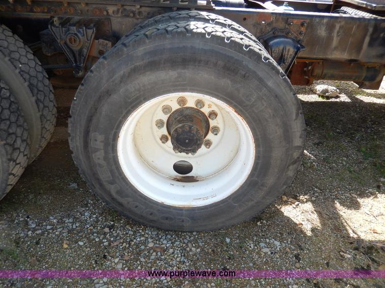 image for item H9637 1981 White Road Commander 2 semi truck