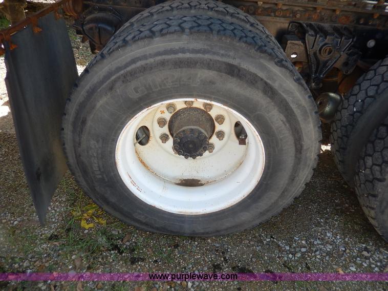 image for item H9637 1981 White Road Commander 2 semi truck