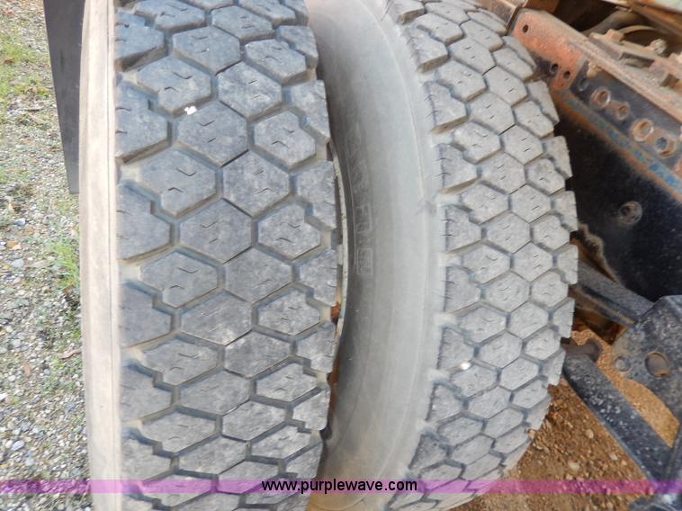 image for item H9637 1981 White Road Commander 2 semi truck