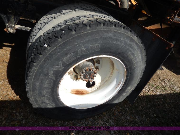 image for item H9637 1981 White Road Commander 2 semi truck