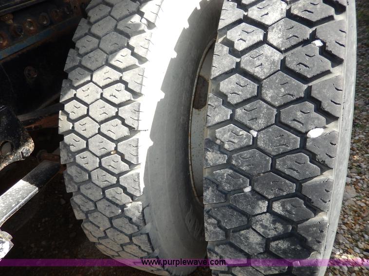 image for item H9637 1981 White Road Commander 2 semi truck