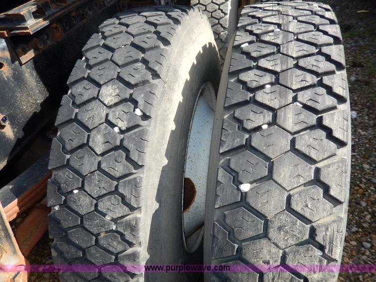 image for item H9637 1981 White Road Commander 2 semi truck