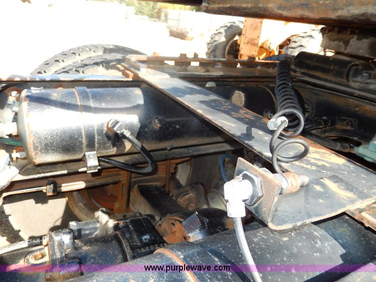 image for item H9637 1981 White Road Commander 2 semi truck