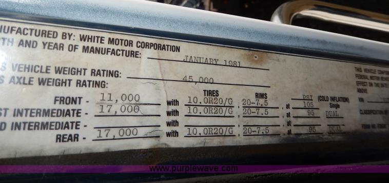 image for item H9637 1981 White Road Commander 2 semi truck