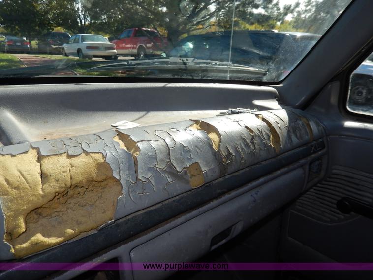 image for item H9638 1997 Ford F350 XL flatbed truck