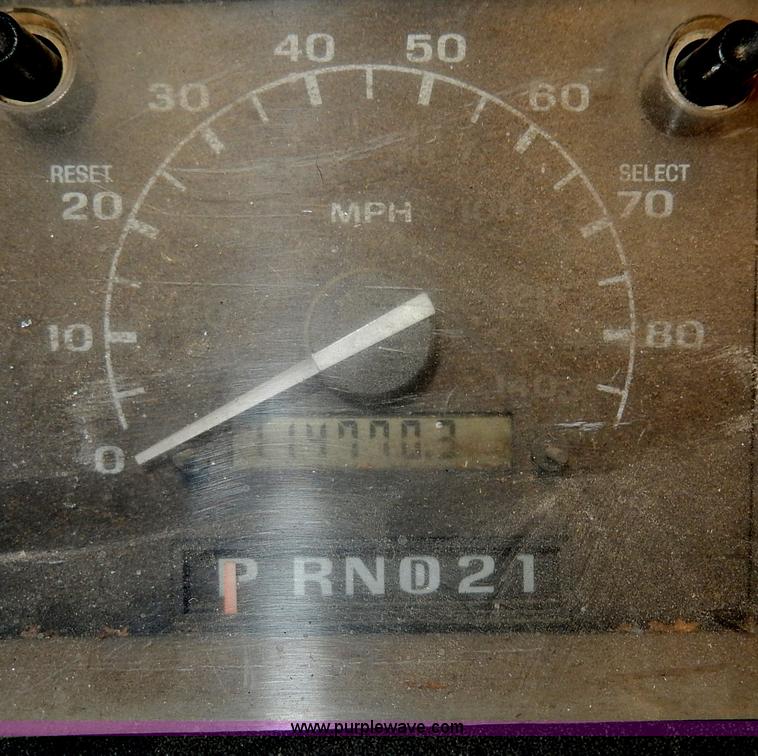 image for item H9638 1997 Ford F350 XL flatbed truck