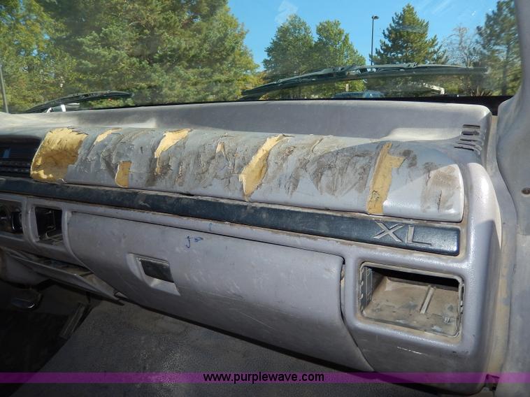 image for item H9638 1997 Ford F350 XL flatbed truck