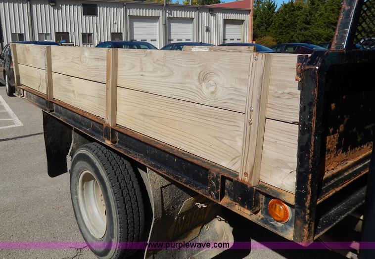 image for item H9638 1997 Ford F350 XL flatbed truck