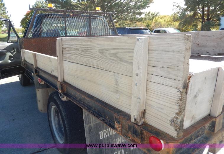 image for item H9638 1997 Ford F350 XL flatbed truck