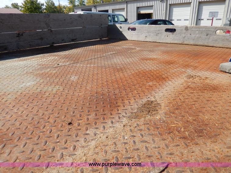 image for item H9638 1997 Ford F350 XL flatbed truck