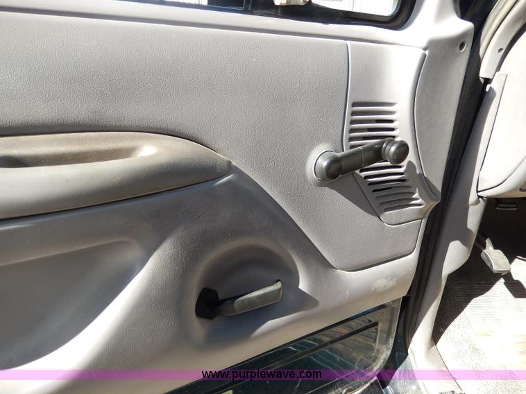 image for item H9640 1997 Ford F350 XL box truck