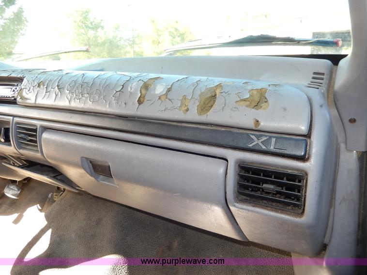 image for item H9640 1997 Ford F350 XL box truck