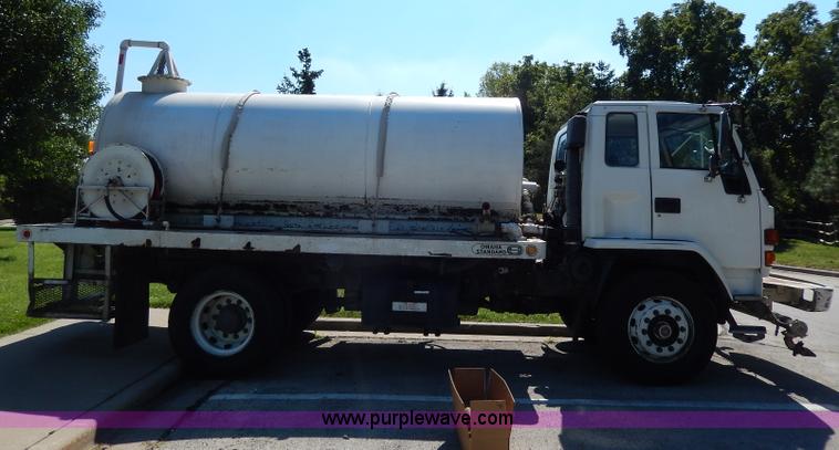 image for item I4304 1992 Isuzu FVR7MF water truck
