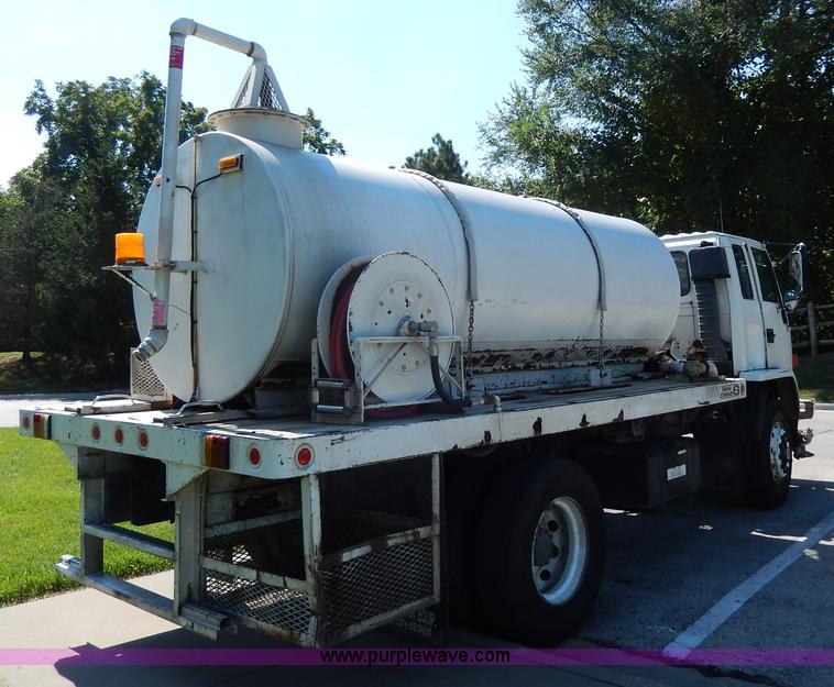 image for item I4304 1992 Isuzu FVR7MF water truck