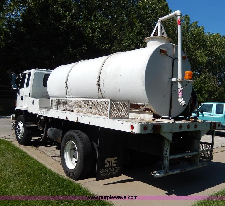 image for item I4304 1992 Isuzu FVR7MF water truck