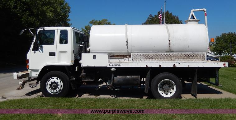 image for item I4304 1992 Isuzu FVR7MF water truck