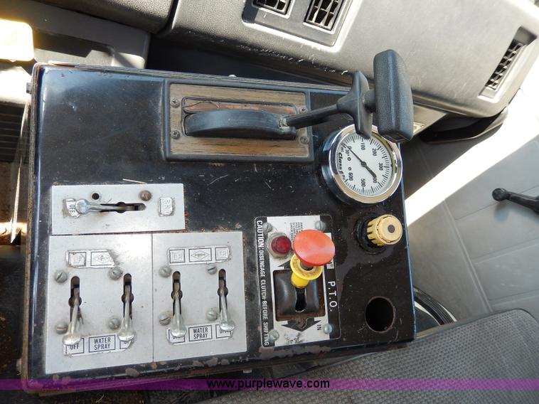 image for item I4304 1992 Isuzu FVR7MF water truck