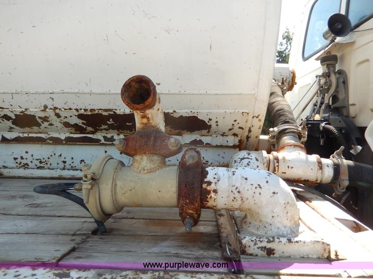 image for item I4304 1992 Isuzu FVR7MF water truck