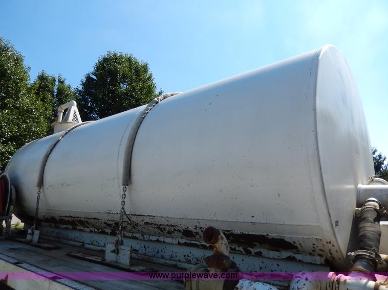 image for item I4304 1992 Isuzu FVR7MF water truck