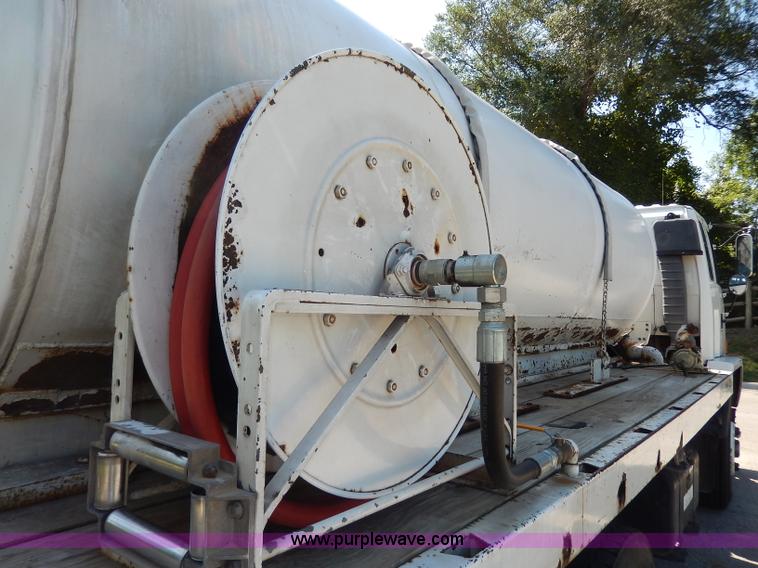 image for item I4304 1992 Isuzu FVR7MF water truck