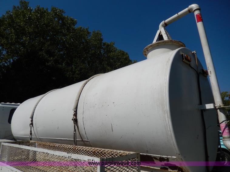 image for item I4304 1992 Isuzu FVR7MF water truck