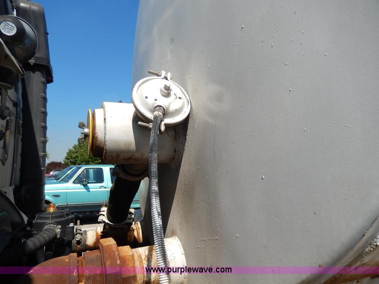 image for item I4304 1992 Isuzu FVR7MF water truck