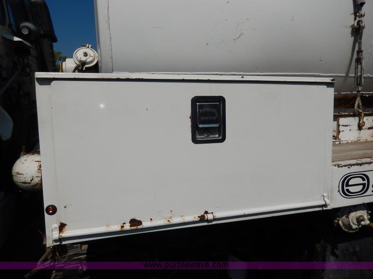 image for item I4304 1992 Isuzu FVR7MF water truck